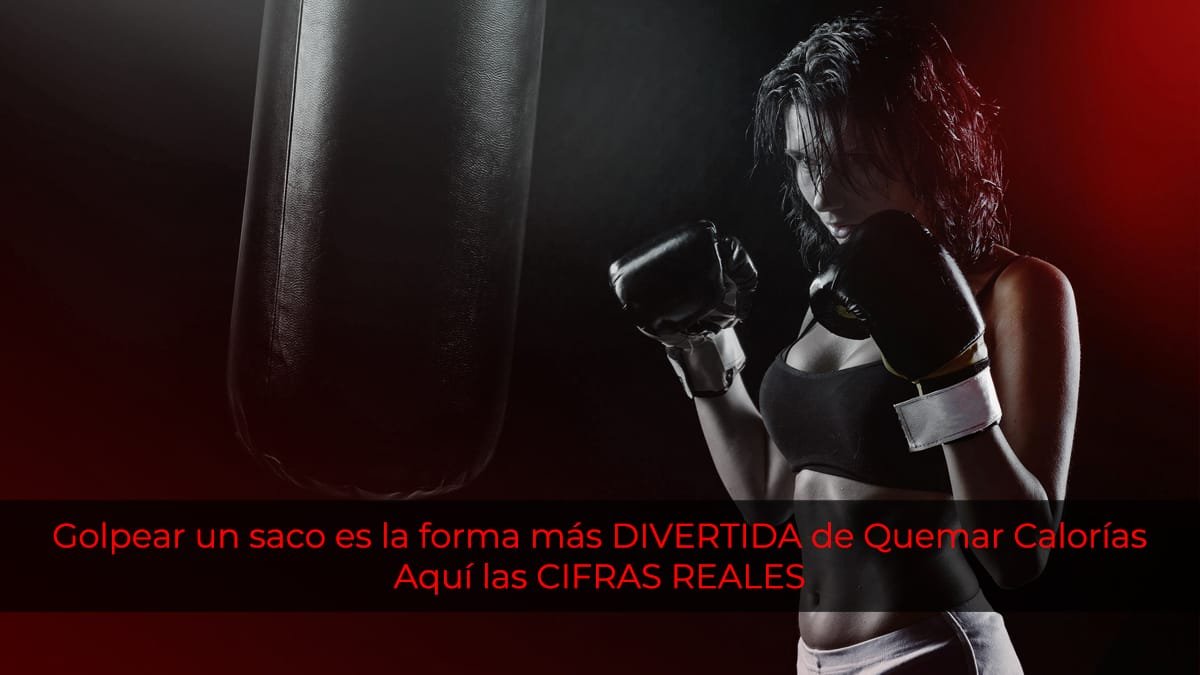 chica sexy delante de un saco de boxeo