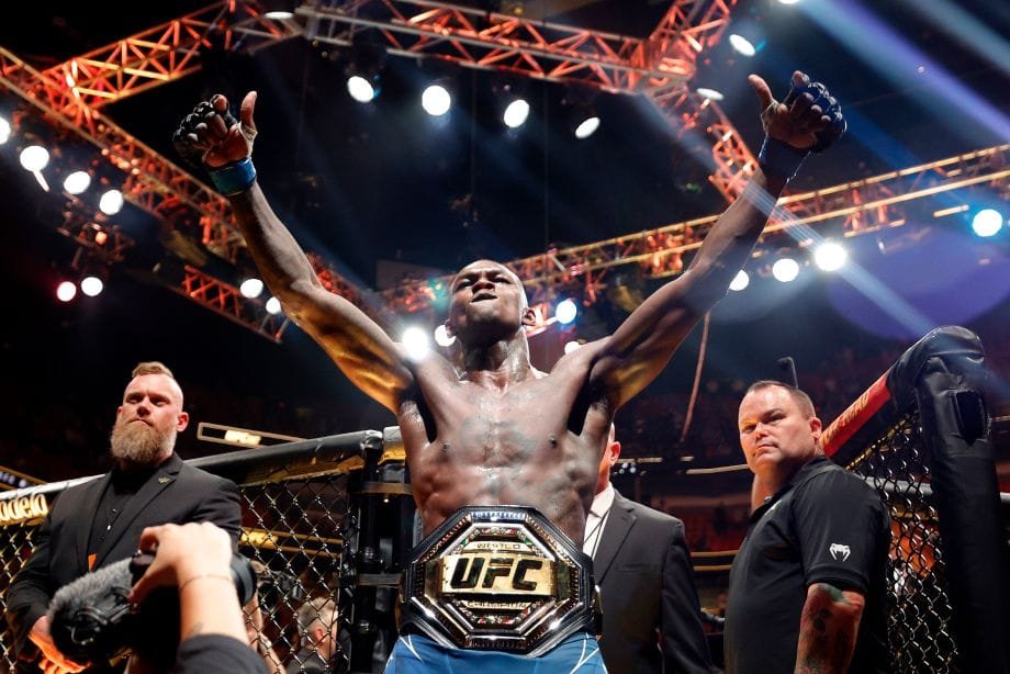 israel adesanya con el cinturón de campeón UFC