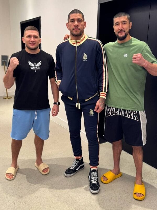 Ilyas Khamzin y Boris Medvedev en compañía de Alex Pereira antes de Karate Combat 52