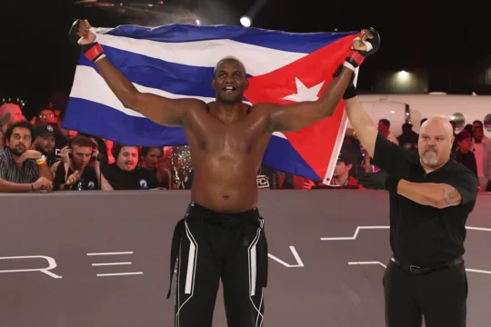 ROBELIS DEPAIGNE sosteniendo la bandera de Cuba en el Karate Combat.