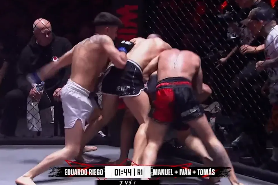 ¡Increíble! Peleador de MMA vence en una brutal pelea 3 contra 1 en Dogfight Wild Tournament